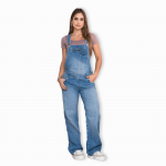 Jardinera oversize de mezclilla azul medio para mujer con bolsillos funcionales.