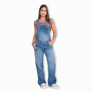 Jardinera oversize de mezclilla azul medio para mujer con bolsillos funcionales.